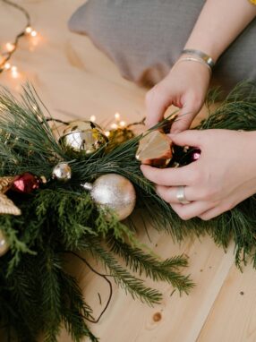 kobieta robiąca świąteczny stroik