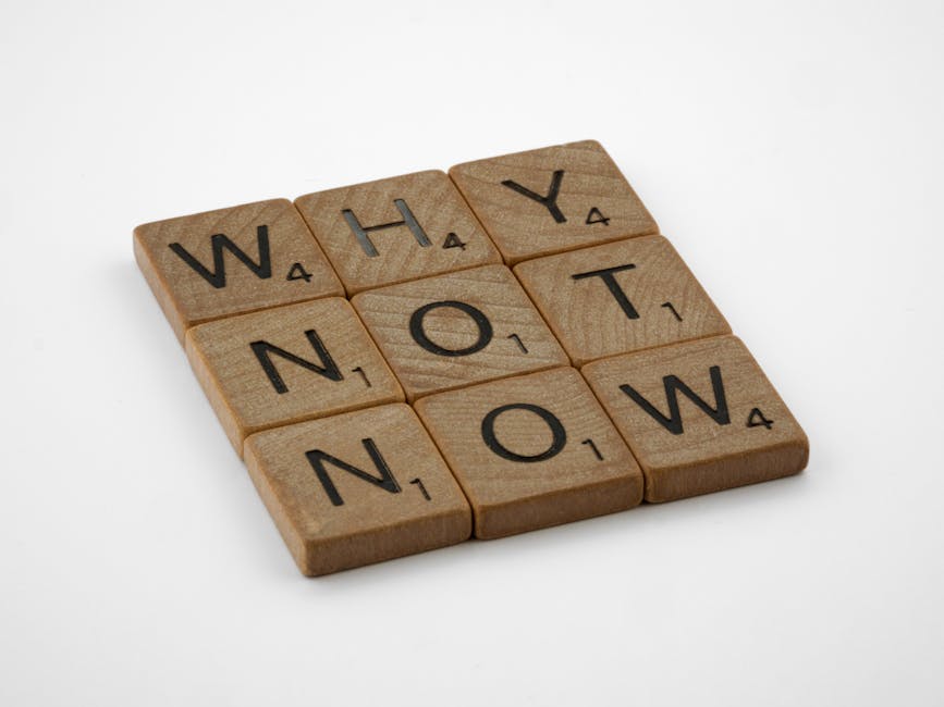 Drewniane płytki z literami ułożone w słowa "WHY", "NOT", "NOW".