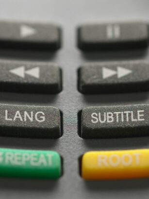 przyciski na pilocie telewizyjnym