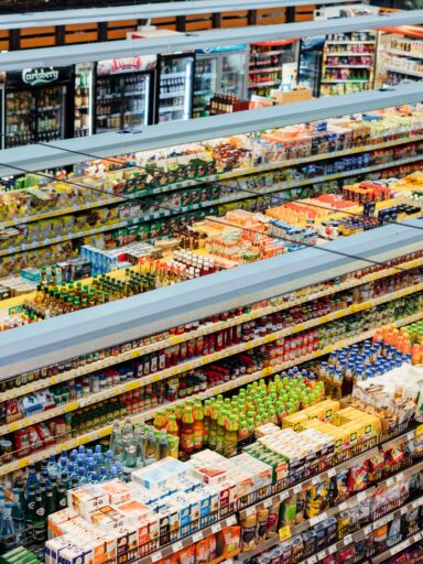 widok z góry na wnętrze supermarketu