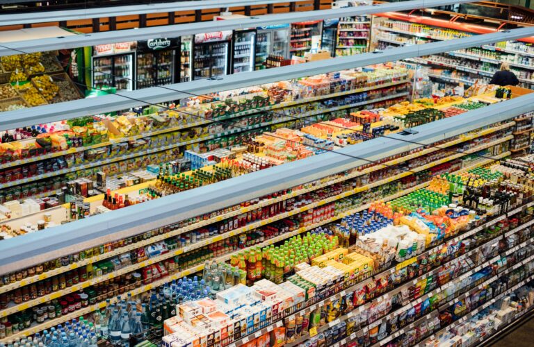 widok z góry na wnętrze supermarketu
