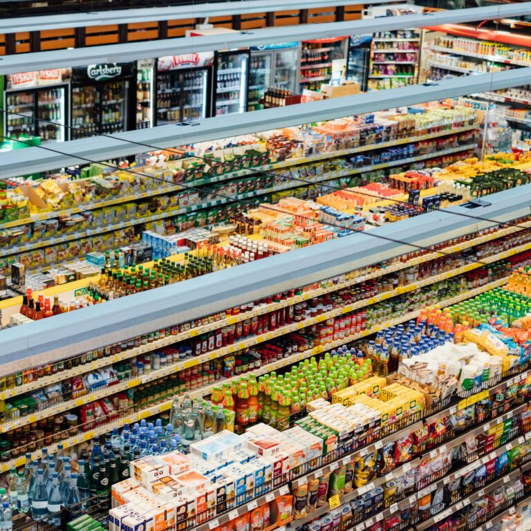 widok z góry na wnętrze supermarketu