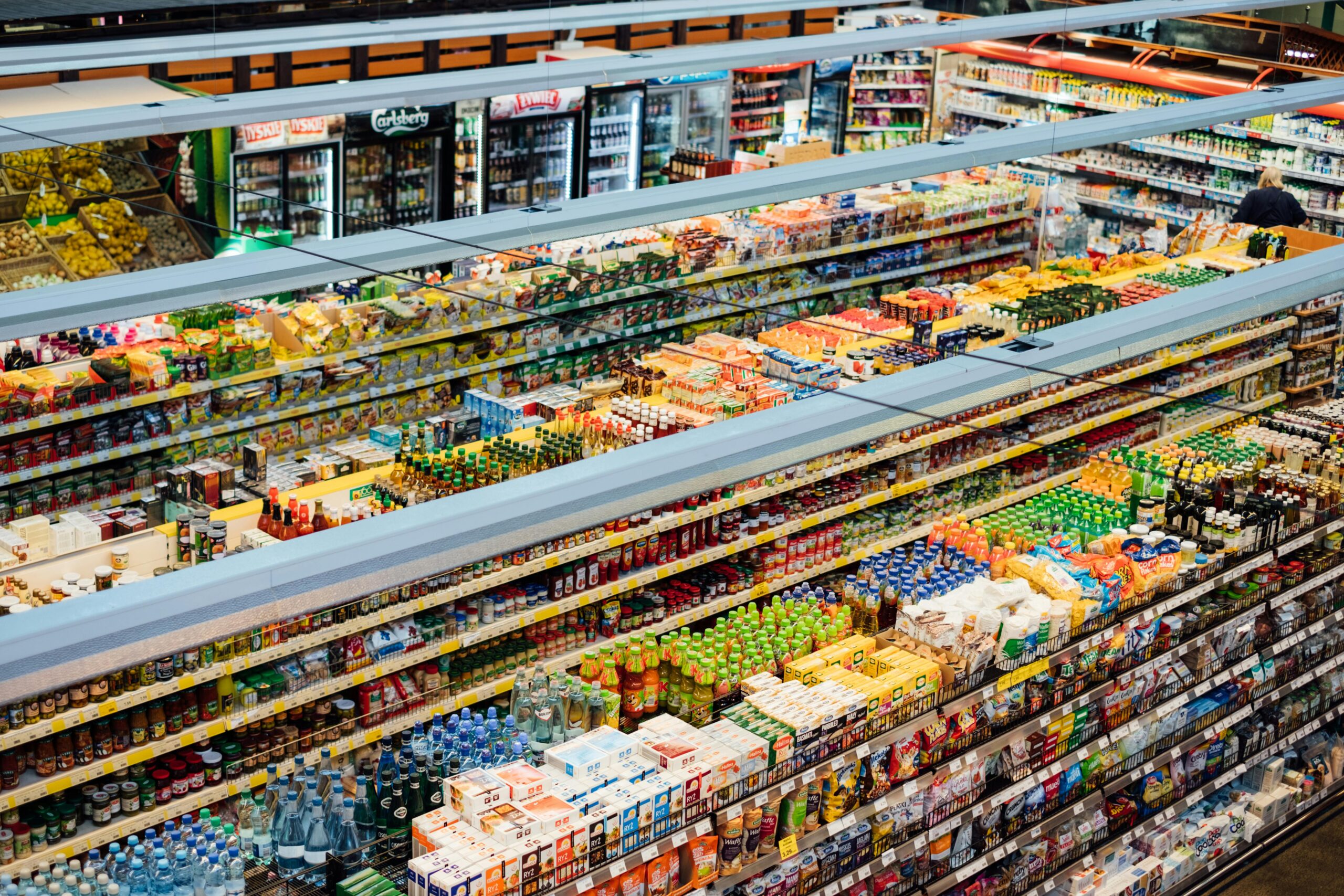 widok z góry na wnętrze supermarketu