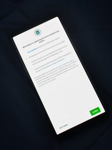 Smartfon z wyświetlonym powiadomieniem o aktualizacji polityki prywatności WhatsApp.