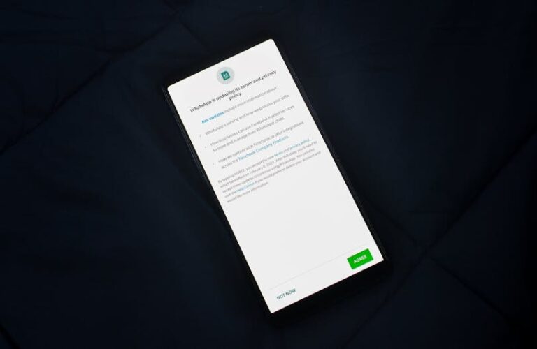 Smartfon z wyświetlonym powiadomieniem o aktualizacji polityki prywatności WhatsApp.