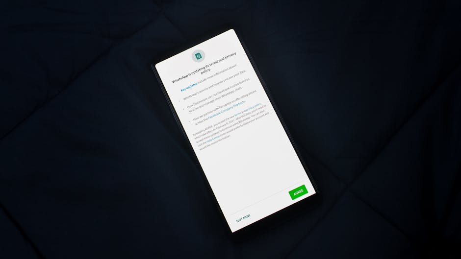 Smartfon z wyświetlonym powiadomieniem o aktualizacji polityki prywatności WhatsApp.