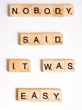 Kostki układająca się w napisz "nobody said it was easy"