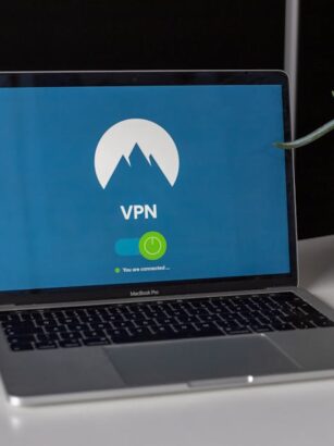 laptop z włączonym VPN na ekranie