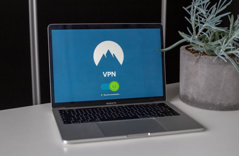 laptop z włączonym VPN na ekranie