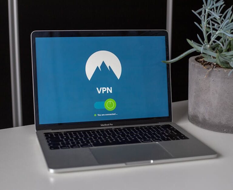 laptop z włączonym VPN na ekranie