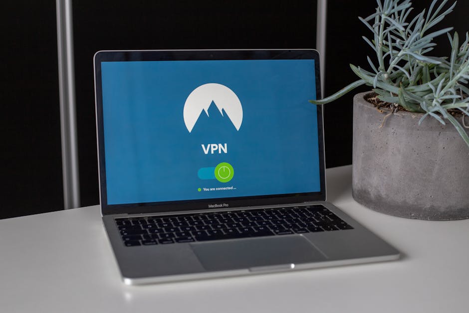 laptop z włączonym VPN na ekranie