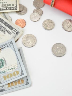 banknoty i monety na stole