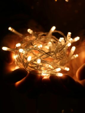 trzymane w rękach lampki choinkowe