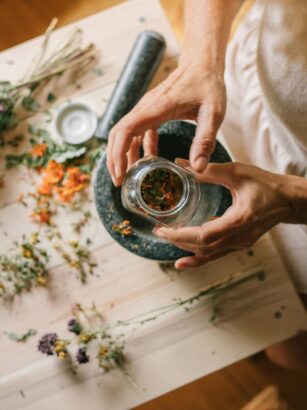 kobieta przyrządzająca ziółka