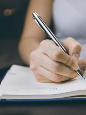 kobieta zapisująca coś w terminarzu