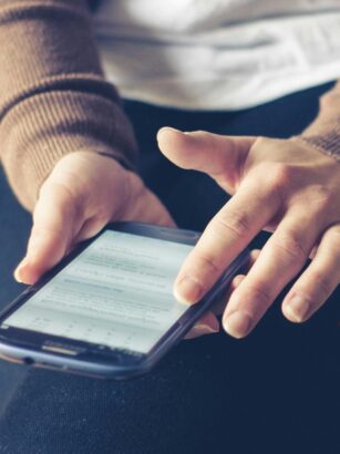 kobieta czytająca coś na smartfonie