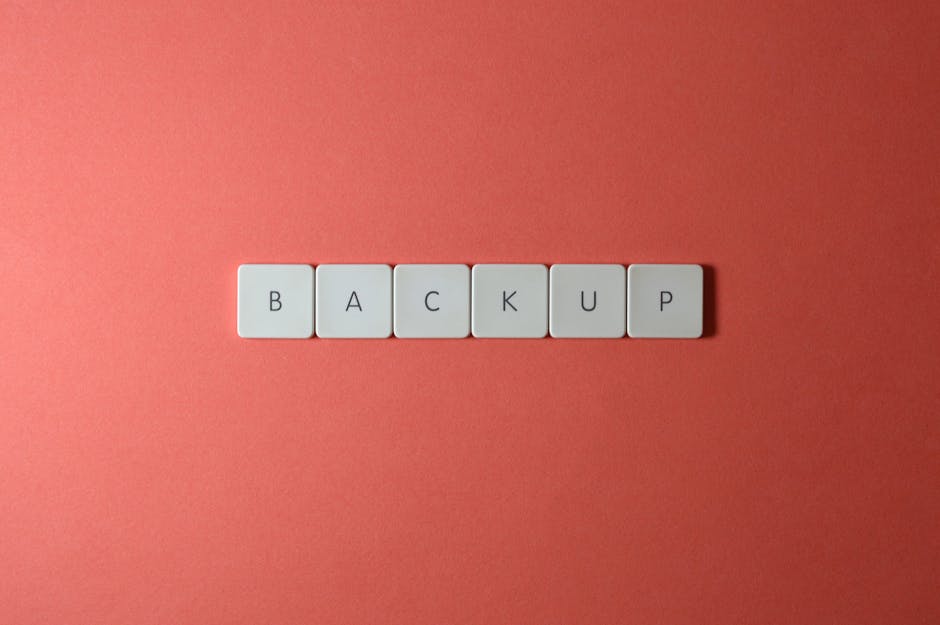 Białe klawisze z literami układające się w słowo „BACKUP” na czerwonym tle.