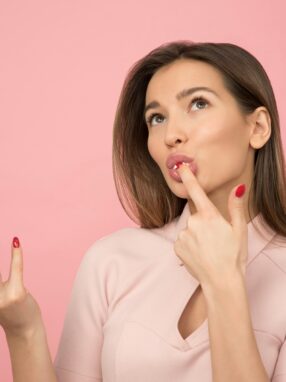 kobieta smakująca słodycze