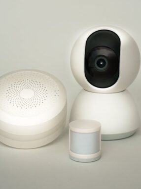 urządzenia smart home na białym tle