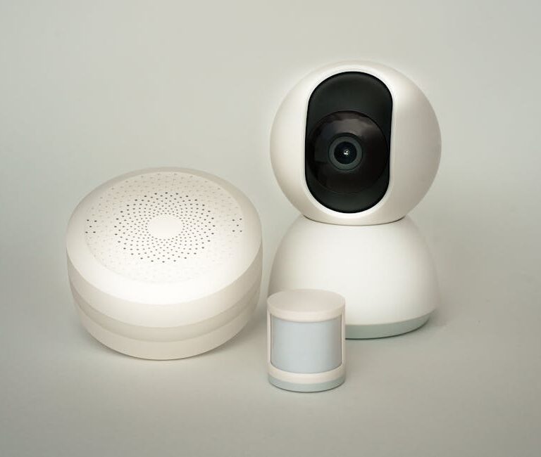 urządzenia smart home na białym tle