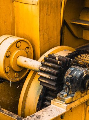 Zardzewiałe koła zębate i mechanizmy starej żółtej maszyny przemysłowej.