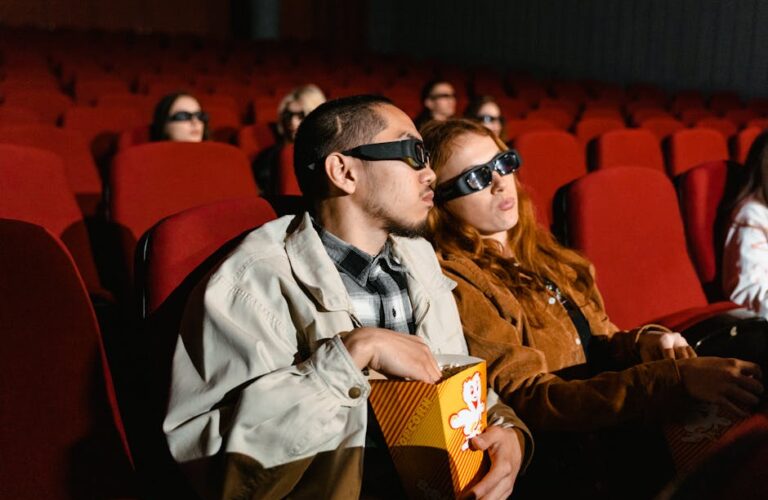 Widzowie w okularach 3D podczas seansu filmowego