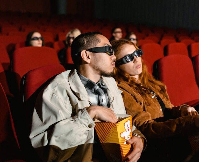 Widzowie w okularach 3D podczas seansu filmowego