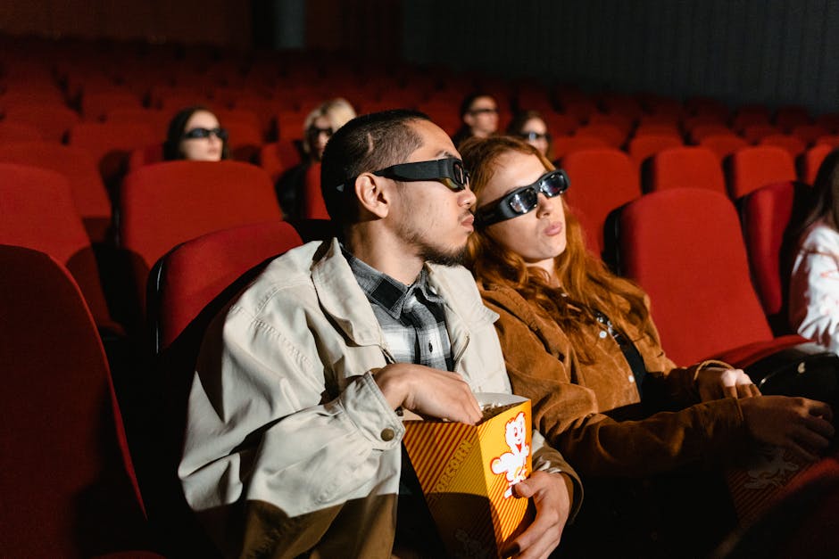 Widzowie w okularach 3D podczas seansu filmowego