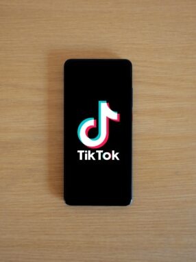 smartfon z otwartą aplikacją tiktoka leżący na stole