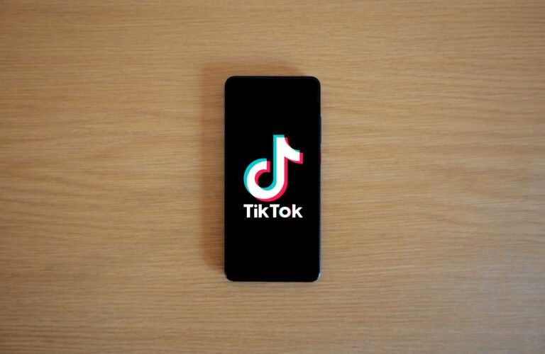 smartfon z otwartą aplikacją tiktoka leżący na stole