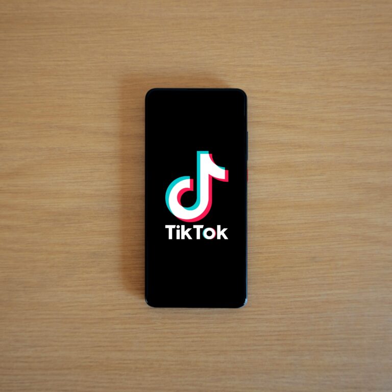 smartfon z otwartą aplikacją tiktoka leżący na stole
